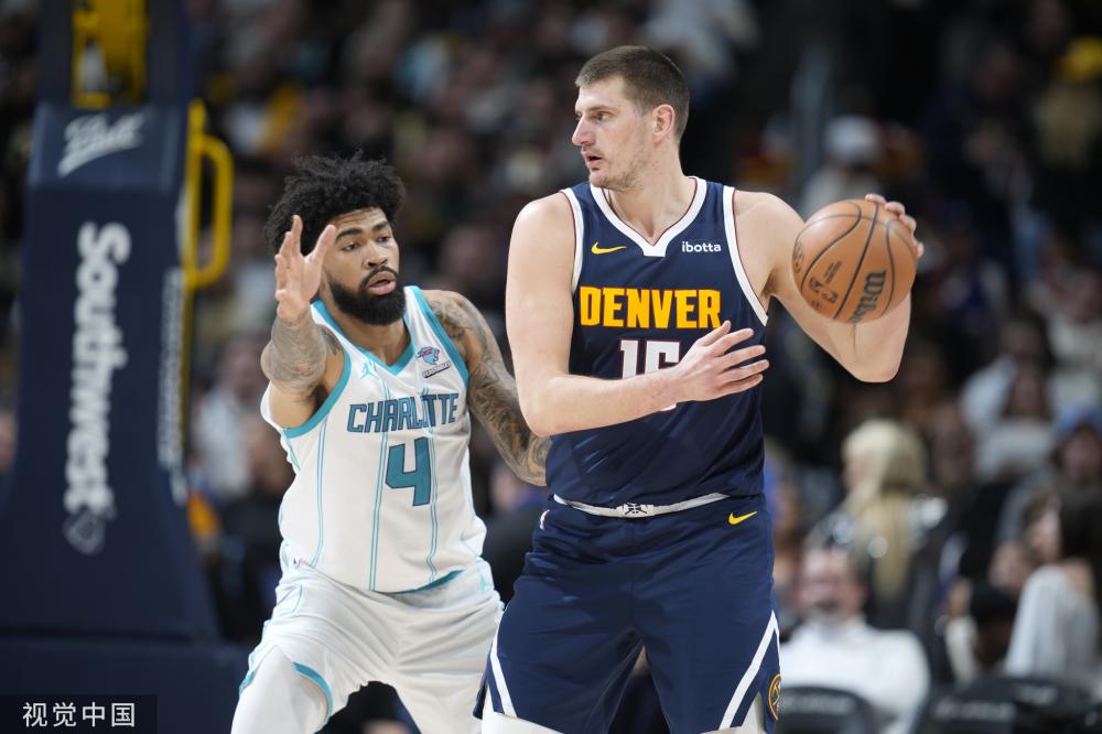 他愤怒地用 他愤怒地用